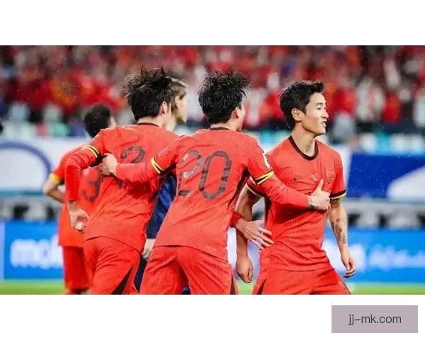 中国男足在2026年世预赛前夕宣布新归化球员加盟 力争突破历史成绩 中国男足在2026年世预赛前夕宣布新归化球员加盟 力争突破历史成绩